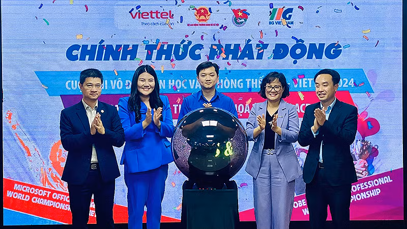 Bí thư Trung ương Đoàn, Chủ tịch Hội Sinh viên Việt Nam Nguyễn Minh Triết (ở giữa) và đại diện các bộ, ngành, đơn vị liên quan thực hiện nghi thức phát động các Cuộc thi.