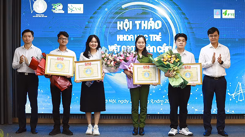 Các đồng chí Bùi Quang Huy, Nguyễn Minh Triết (lần lượt đứng ngoài cùng bên phải và trái) trao Bằng khen của Trung ương Hội Sinh viên Việt Nam tặng đại diện các nhóm tác giả của 4 đề tài, công trình xuất sắc. 