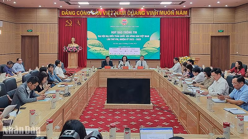 Đại diện lãnh đạo Trung ương Hội Nông dân Việt Nam cung cấp thông tin tại buổi họp báo.