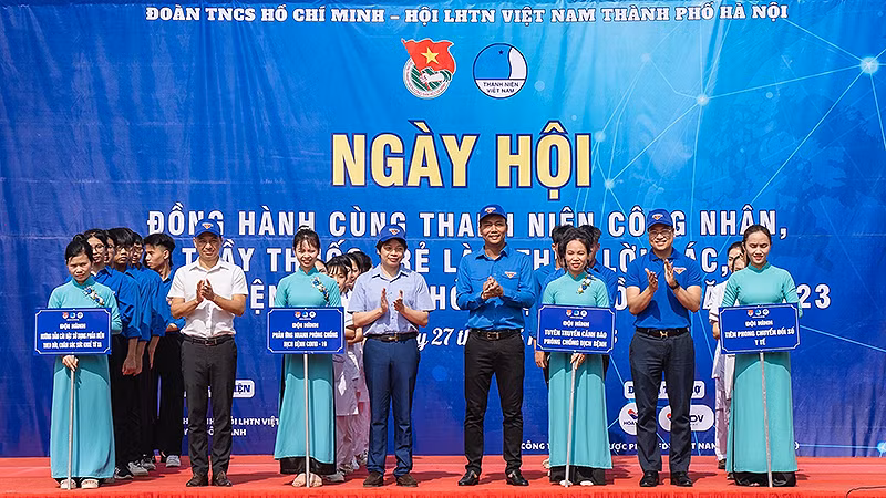 Ban tổ chức ra mắt 4 đội hình tình nguyện y tế tại Ngày hội.