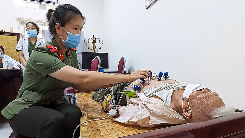 Y, bác sĩ trẻ thuộc lực lượng công an Thủ đô tình nguyện khám bệnh cho người dân trong khuôn khổ các hoạt động hưởng ứng chiến dịch "Kỳ nghỉ hồng", "Hành quân xanh" năm 2023. 