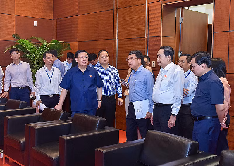 Chủ tịch Quốc hội Vương Đình Huệ và các đại biểu kiểm tra công tác chuẩn bị tổ chức Hội nghị Nghị sĩ trẻ toàn cầu lần thứ 9. (Ảnh: Duy Linh) Chủ tịch Quốc hội Vương Đình Huệ và các đại biểu kiểm tra công tác chuẩn bị tổ chức Hội nghị Nghị sĩ trẻ toàn cầu lần thứ 9. (Ảnh: Duy Linh)