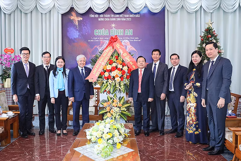 Đồng chí Đỗ Văn Chiến (thứ 4 từ phải sang) tặng hoa chúc mừng Hội thánh Tin lành Việt Nam (miền bắc). Đồng chí Đỗ Văn Chiến (thứ 4 từ phải sang) tặng hoa chúc mừng Hội thánh Tin lành Việt Nam (miền bắc).