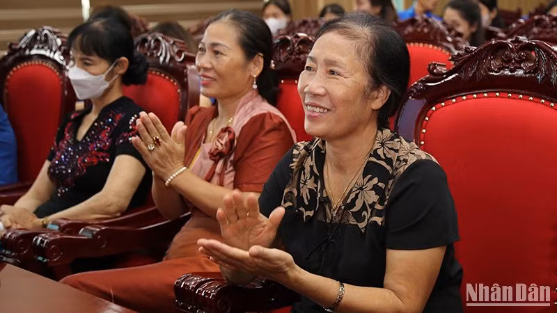 Người cao tuổi hào hứng tham gia chương trình tập huấn.
