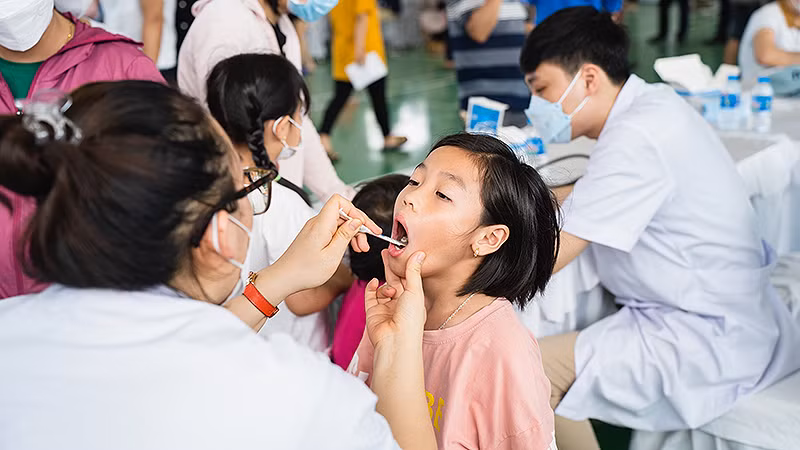 Thầy thuốc trẻ tình nguyện khám bệnh cho con thanh niên công nhân trong khuôn khổ Ngày hội.