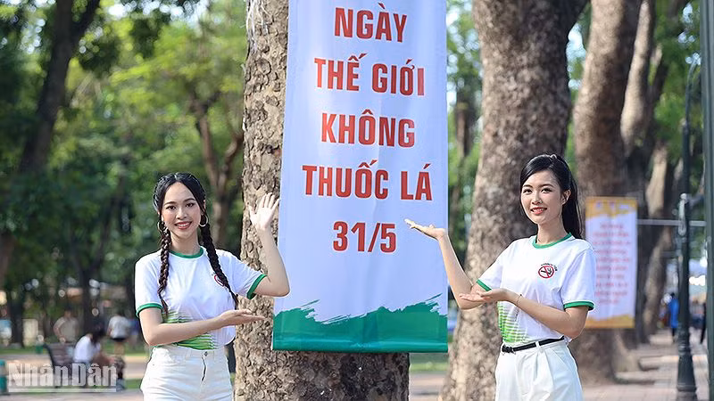 Á hậu Việt Nam 2022 Trịnh Thùy Linh và Người đẹp Nhân ái - Top 5 Hoa hậu Việt Nam 2022 Nguyễn Ngọc Mai tại Giải chạy “Thanh niên Việt Nam nói Không với thuốc lá và thuốc lá điện tử năm 2023”.