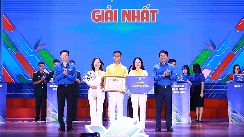 3 thành viên đội tuyển Tỉnh đoàn Quảng Ninh (áo vàng) nhận giải Nhất Cuộc thi trực tuyến tìm hiểu Nghị quyết Đại hội Đoàn toàn quốc lần thứ XII. 