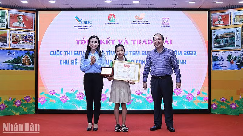 Bí thư Trung ương Đoàn, Chủ tịch Hội đồng Đội Trung ương Nguyễn Phạm Duy Trang (bên trái) và Vụ trưởng Vụ Đoàn thể nhân dân, Ban Dân vận Trung ương (bên phải) trao giải đặc biệt tặng thí sinh Lê Quỳnh Anh.