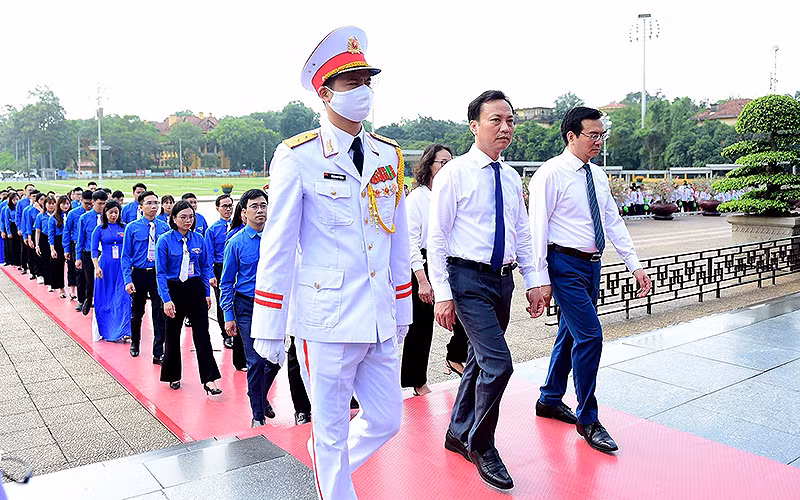 Các đồng chí đại diện lãnh đạo Đảng ủy, Đoàn Thanh niên Khối các cơ quan Trung ương dẫn đầu Đoàn đại biểu vào Lăng viếng Bác.