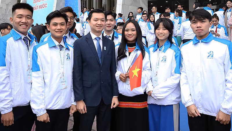 Chủ tịch Hội Sinh viên Việt Nam khóa XI Nguyễn Minh Triết (thứ 3 từ trái sang) cùng các đại biểu bên lề Đại hội. Chủ tịch Hội Sinh viên Việt Nam khóa XI Nguyễn Minh Triết (thứ 3 từ trái sang) cùng các đại biểu bên lề Đại hội.