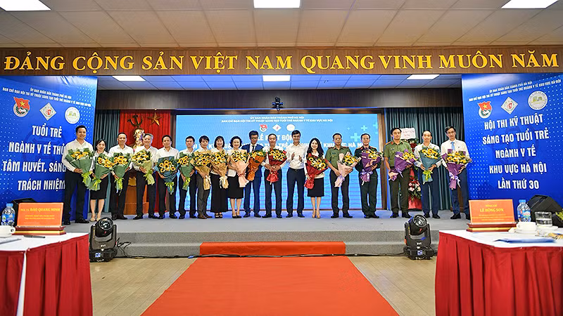 Đồng chí Bùi Quang Huy, Ủy viên dự khuyết Trung ương Đảng, Bí thư thứ nhất Trung ương Đoàn (thứ 7 từ phải sang) trao hoa tặng các thành viên Ban Chỉ đạo Hội thi tại buổi lễ.