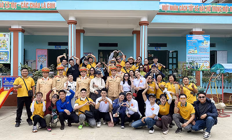 Các thành viên đoàn tình nguyện. Các thành viên đoàn tình nguyện.