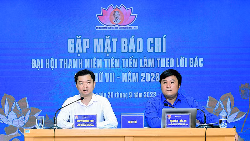 Đồng chí Nguyễn Minh Triết (bên trái) thông tin về Đại hội tại buổi gặp mặt báo chí.
