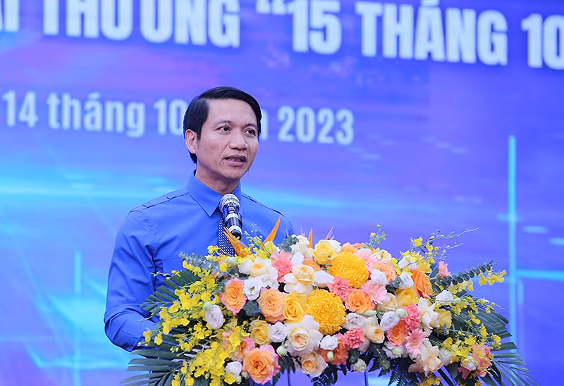 Đồng chí Nguyễn Ngọc Lương đọc diễn văn kỷ niệm tại buổi lễ.
