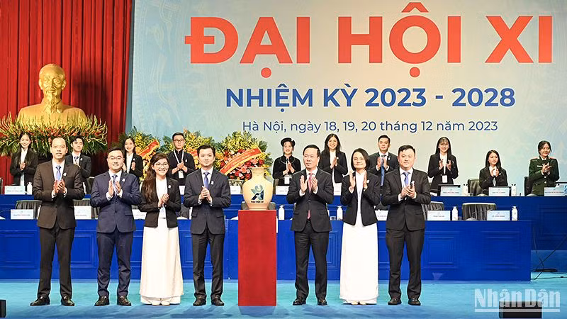 Chủ tịch nước Võ Văn Thưởng (thứ 3 từ phải sang) trao quà tặng Đại hội đại biểu toàn quốc Hội Sinh viên Việt Nam lần thứ XI. 