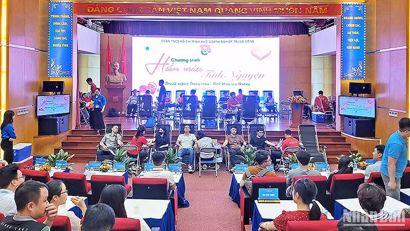 Ngày hội thu hút hàng nghìn bạn trẻ đến hiến máu tình nguyện.