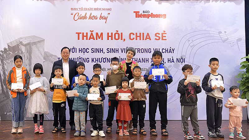 Đại diện Ban tổ chức chương trình trao kinh phí tặng các em nhỏ là nạn nhân vụ cháy.