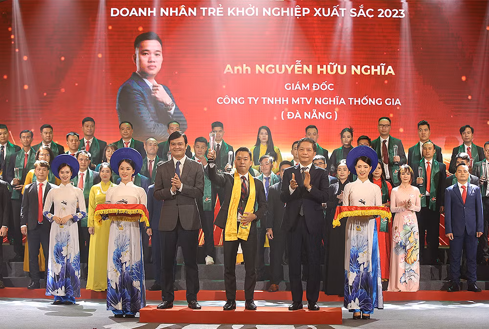Các đồng chí Trần Tuấn Anh, Bùi Quang Huy trao danh hiệu Top 100 Doanh nhân trẻ khởi nghiệp xuất sắc năm 2023 tại buổi lễ.
