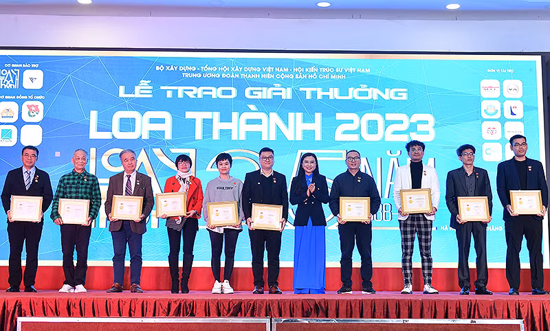 Bí thư Trung ương Đoàn Nguyễn Phạm Duy Trang trao Kỷ niệm chương "Vì thế hệ trẻ" tặng các cá nhân xuất sắc, có nhiều đóng góp tiêu biểu.