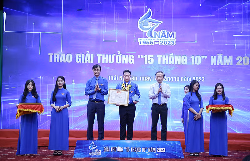 Các đồng chí Phạm Tất Thắng, Bùi Quang Huy (thứ nhất và thứ 3 từ phải sang, trên bục) trao Giải thưởng "15 tháng 10" tặng các cán bộ Hội tiêu biểu, xuất sắc.