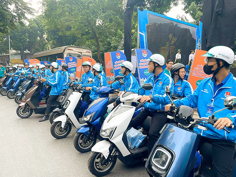 Các bạn trẻ diễu hành tuyên truyền bằng xe máy điện thân thiện với môi trường.