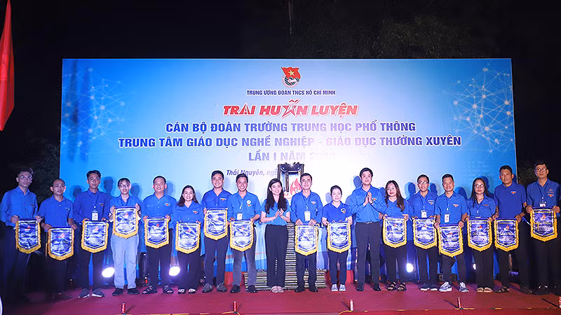 Ban tổ chức trao cờ lưu niệm tặng các trại sinh tham gia Trại huấn luyện.