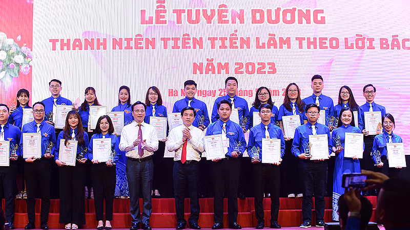 Đại diện lãnh đạo các bộ, ngành trao Kỷ niệm chương và chứng nhận tặng các đại biểu thanh niên tiên tiến làm theo lời Bác Khối các cơ quan Trung ương năm 2023. 