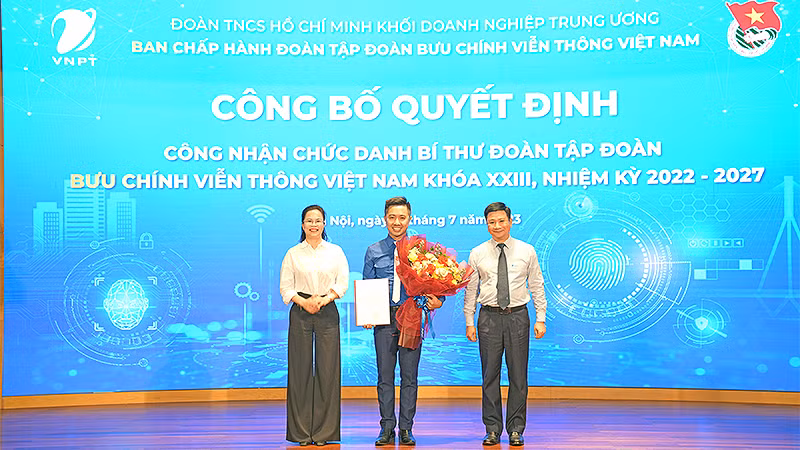 Tân Bí thư Đoàn thanh niên VNPT Nguyễn Quang Long (đứng giữa) nhận quyết định tại Hội nghị.