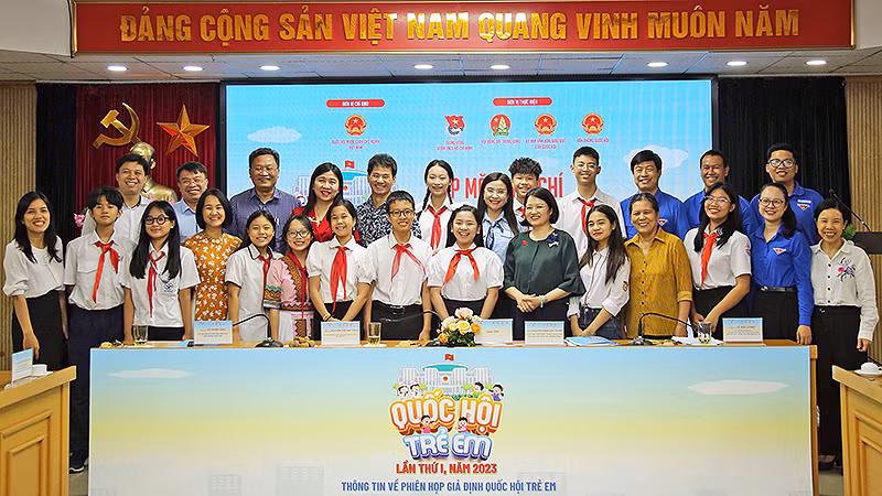 Các đồng chí đại diện Ban tổ chức và một số đại biểu Phiên họp giả định "Quốc hội trẻ em" lần thứ nhất tại buổi họp báo.