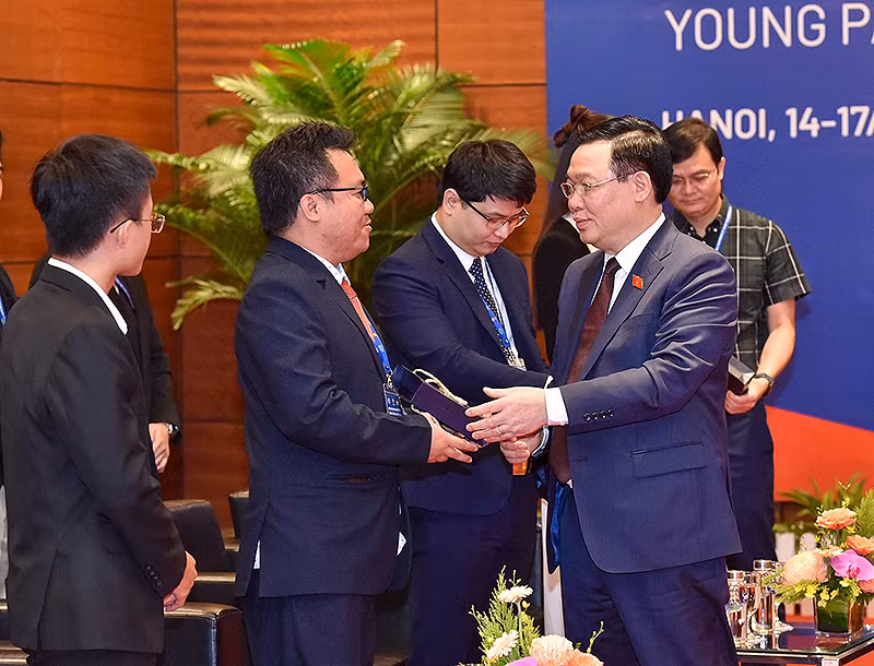 Chủ tịch Quốc hội Vương Đình Huệ gặp gỡ, chúc mừng các đại biểu.
