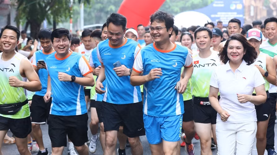 Đại diện các bộ, ngành, đoàn thể chạy hưởng ứng chặng 12 chương trình "Những bước chân vì cộng đồng". 