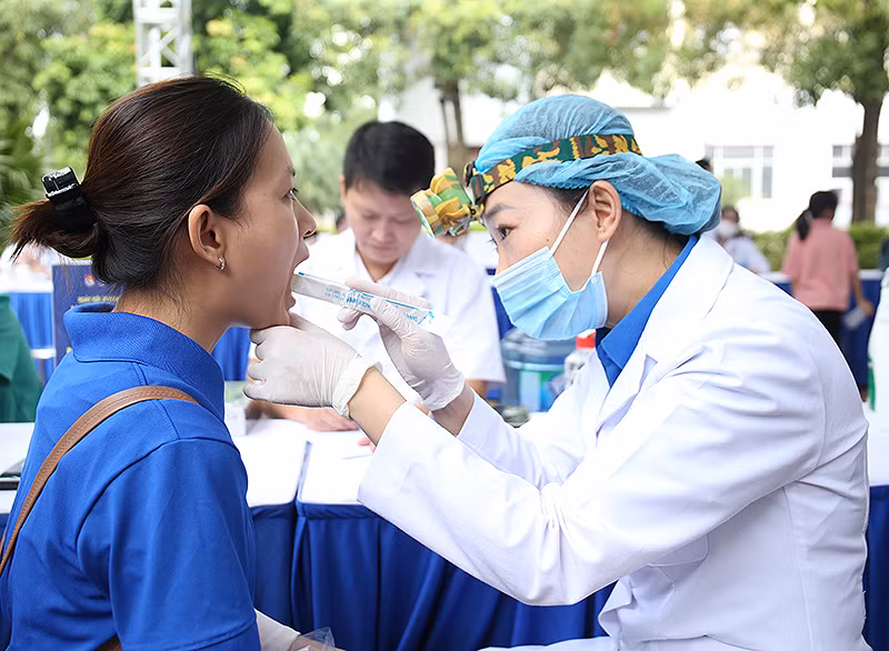 Hội viên Thầy thuốc trẻ Việt Nam khám bệnh cho thanh niên công nhân. Hội viên Thầy thuốc trẻ Việt Nam khám bệnh cho thanh niên công nhân.