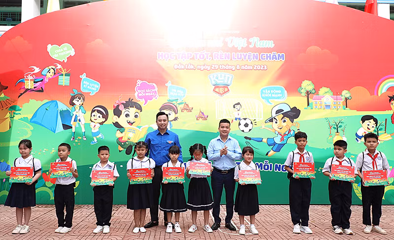 Ban tổ chức trao học bổng tặng thiếu nhi Đắk Lắk vượt khó học tốt. Ban tổ chức trao học bổng tặng thiếu nhi Đắk Lắk vượt khó học tốt.