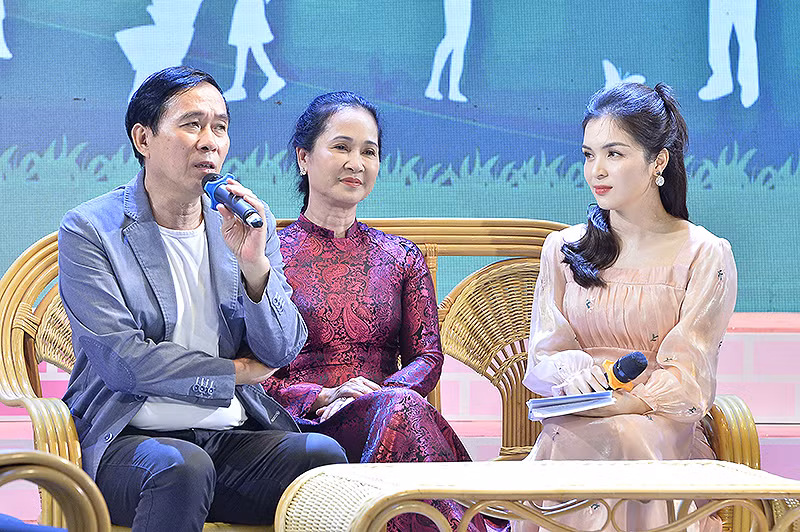 Vợ chồng NSƯT Đỗ Kỷ và NSND Lan Hương chia sẻ hành trình xây dựng hạnh phúc gia đình trong khuôn khổ chương trình. Vợ chồng NSƯT Đỗ Kỷ và NSND Lan Hương chia sẻ hành trình xây dựng hạnh phúc gia đình trong khuôn khổ chương trình.