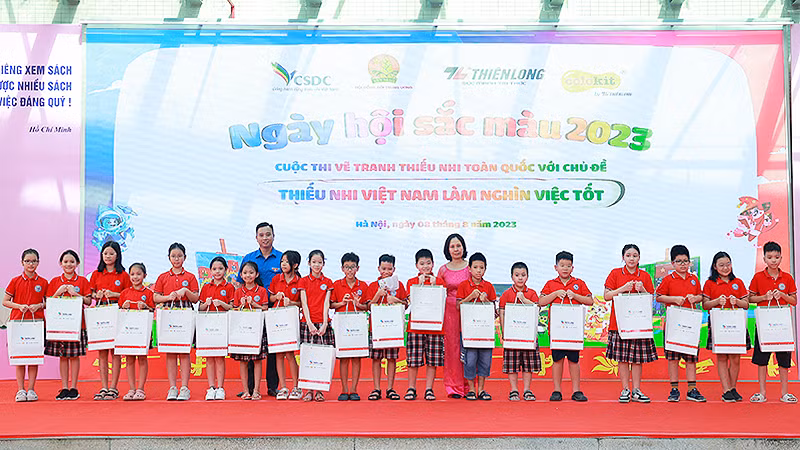 Đồng chí Lê Anh Quân (áo xanh) cùng đại diện Ban tổ chức Ngày hội trao quà tặng thiếu nhi. Đồng chí Lê Anh Quân (áo xanh) cùng đại diện Ban tổ chức Ngày hội trao quà tặng thiếu nhi.