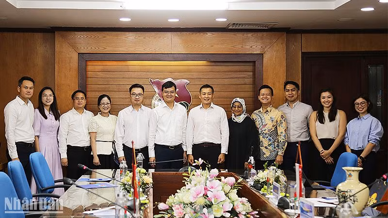 Đại diện lãnh đạo Ủy ban quốc gia về thanh niên Việt Nam và Hội đồng Thanh niên quốc gia Singapore tại buổi tiếp.