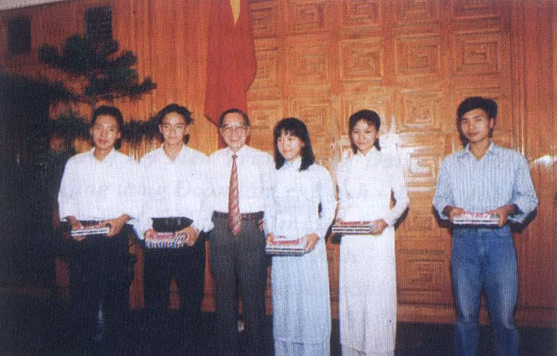 Nguyên Thủ tướng Chính phủ Phan Văn Khải trao Giải thưởng Công nghệ thông tin thanh niên mang tên Quả cầu vàng năm 2003 tặng các cá nhân xuất sắc.