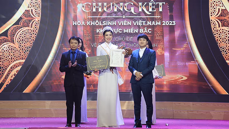 Đại diện Ban tổ chức Cuộc thi trao giải Hoa khôi sinh viên khu vực miền Bắc tặng thí sinh Nguyễn Phương Nguyên.