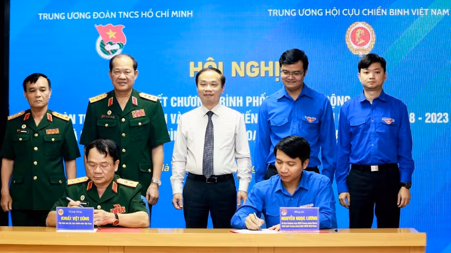Các đồng chí đại diện Trung ương Hội Cựu chiến binh Việt Nam và Trung ương Đoàn Thanh niên Cộng sản Hồ Chí Minh ký kết chương trình phối hợp giai đoạn 2023-2028. 