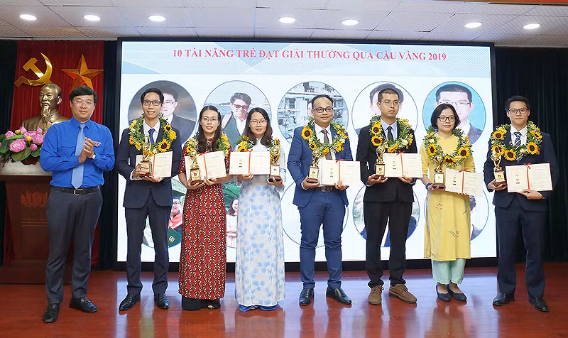 Bí thư Tỉnh ủy Đồng Tháp, nguyên Bí thư thứ nhất Trung ương Đoàn Lê Quốc Phong (ngoài cùng bên trái) trao Giải thưởng Quả cầu vàng năm 2019 tặng các cá nhân tiêu biểu.