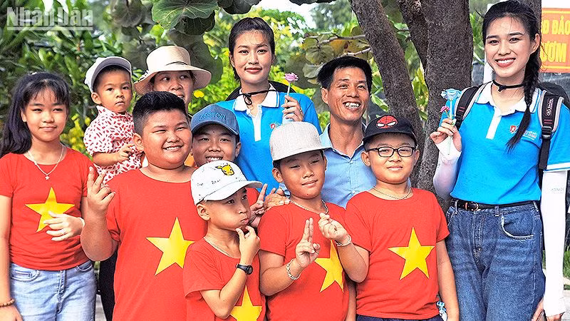 Hoa hậu Việt Nam 2020 Đỗ Thị Hà và Hoa hậu Hòa bình Việt Nam 2022 Đoàn Thiên Ân hào hứng bên thiếu nhi xã đảo Song Tử Tây.