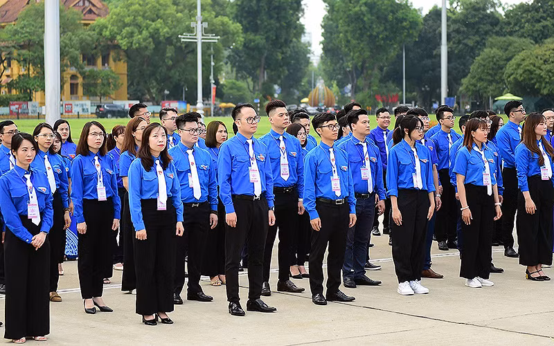 Các đại biểu Liên hoan Thanh niên tiên tiến làm theo lời Bác Khối các cơ quan Trung ương năm 2023 nghiêm trang nghe lại lời dạy của Bác.