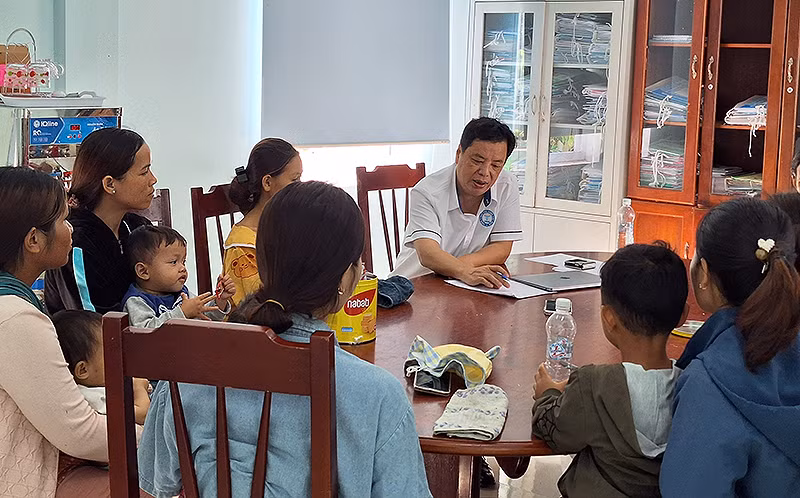 TS, BS Trương Hồng Sơn (áo trắng) tư vấn sức khỏe dinh dưỡng cho bà mẹ và trẻ em vùng cao.