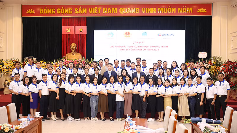 Buổi gặp mặt 58 thầy, cô giáo của chương trình tại Bộ Giáo dục và Đào tạo. Buổi gặp mặt 58 thầy, cô giáo của chương trình tại Bộ Giáo dục và Đào tạo.