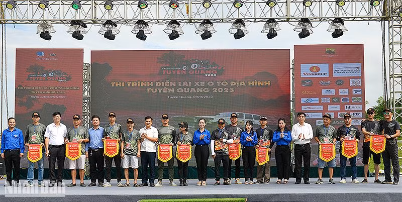 Ban tổ chức trao cờ lưu niệm tặng đại diện các đội thi.