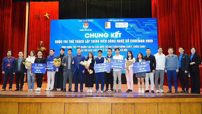Đại diện Ban tổ chức cùng các thí sinh giành giải tại chung kết Cuộc thi.