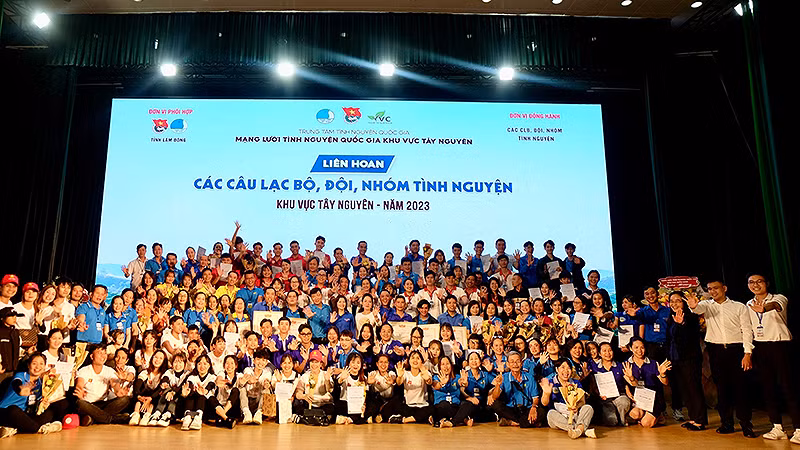 Các thủ lĩnh tình nguyện hội quân tại Liên hoan.