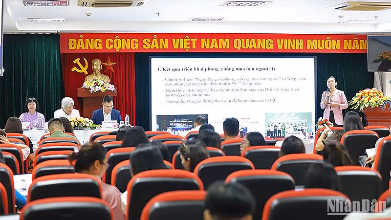 Các đại biểu chia sẻ nghiên cứu tại Hội thảo.