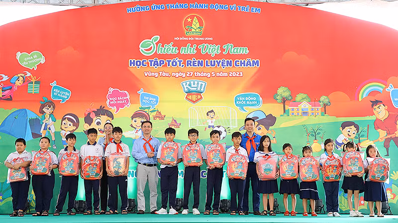 Phó Chủ tịch Hội đồng Đội Trung ương, Chủ tịch Hội đồng Huấn luyện Trung ương Lê Anh Quân (thứ 7 từ phải sang), cùng đại diện tỉnh Bà Rịa-Vũng Tàu trao học bổng tặng thiếu nhi tại Ngày hội.