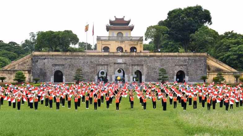 Màn đồng diễn Semaphore của các đại biểu Liên hoan tại Khu di tích Hoàng Thành Thăng Long. 